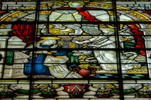 Eine Gruppe von Menschen steht zusammen in der Mitte des Bildes.