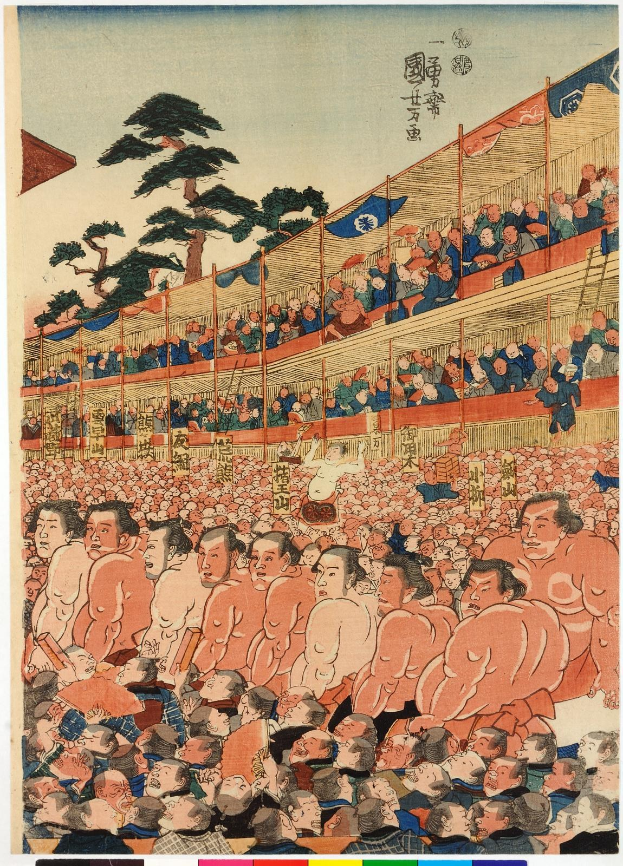 Plakat von Utagawa Kunisada Toyokuni III aus der Serie Fifty-Three Stations of the Tokaido, das Sumoringer in einem Match zeigt, mit Flaggen und Bäumen im Hintergrund und japanischer Schrift unten.