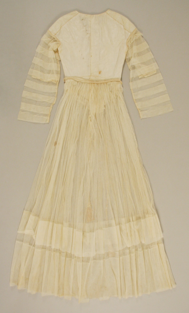 Ein weißes, langärmeliges Kleid mit einer gerüschten, bodenlangen Röcke auf einem weißen Hintergrund, mit hohem Bund und dezentem Schimmer.