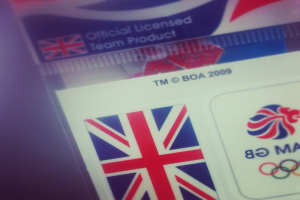 Nahaufnahme eines Ausweises mit der amerikanischen Flagge und der Aufschrift "Kritische Lizenz" auf der Vorderseite.