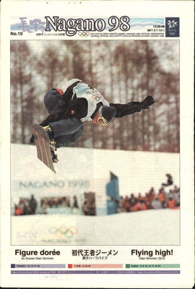 Ein Magazin-Cover mit einem Snowboarder, der einen Sprung ausführt, umgeben von Zuschauern, Bäumen und einem klaren blauen Himmel, mit Text unten.