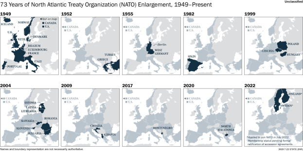 Karte veranschaulicht die Erweiterung von NATO von 1949 bis heute, wobei die Regionen farblich nach dem Jahr des Beitritts unterteilt sind.