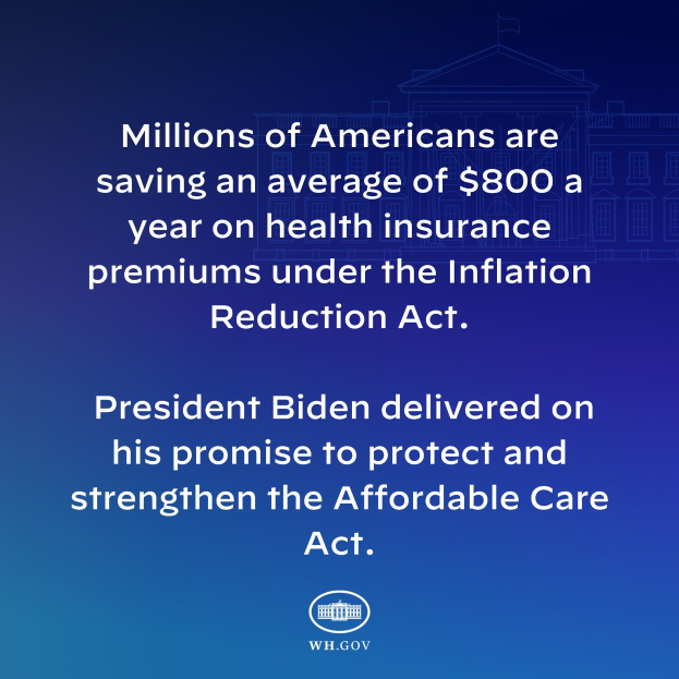 Blauer Hintergrund mit weißer Schrift, die "Millionen von Amerikanern sparen durchschnittlich 800 USD jährlich bei den Krankenkassenprämien unter dem Inflation Reduction Act" und ein Logo in der Mitte.
