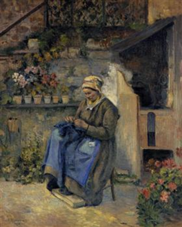 Eine Frau sitzt auf einem Stuhl vor einem Haus und strickt mit Garn, umgeben von Blumentöpfen und Pflanzen.