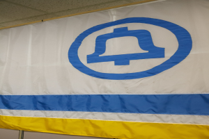 Eine Fahne mit einem Logo darauf.