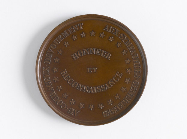 Bronze round plaque with "Honneur et Reconnaissance" in bold font, glossy finish, and decorative border on a white background.