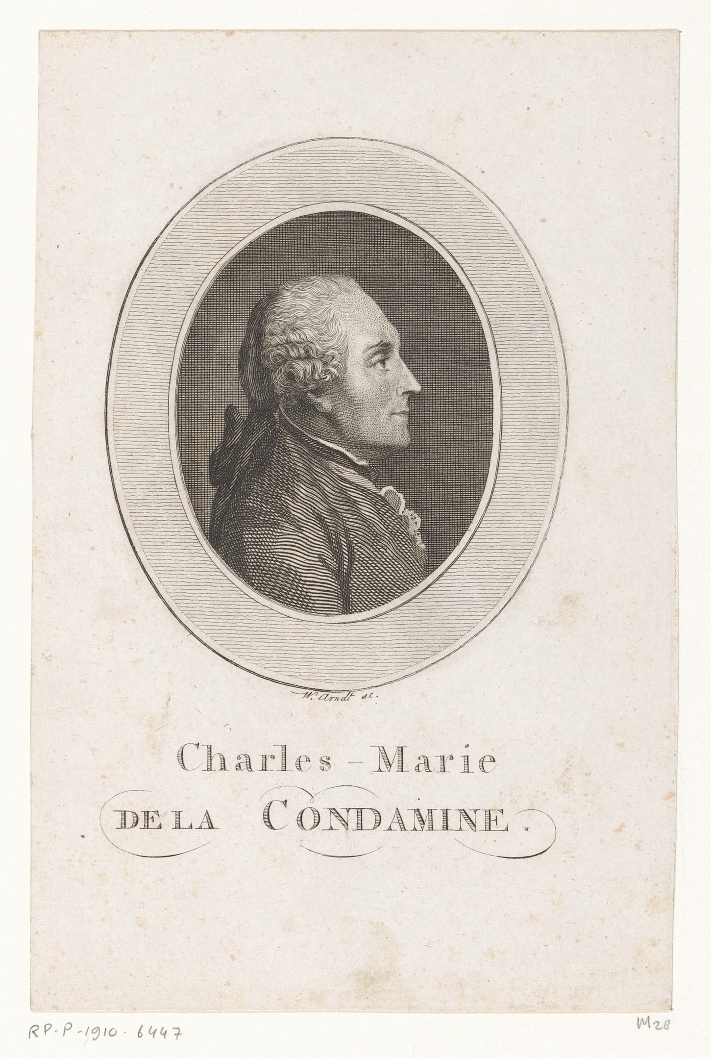 Porträt von Charles Marie de la Condamine, einem französischen Komponisten, in einem weißen Hemd und einer schwarzen Fliege mit ernstem Gesichtsausdruck, verschränkten Händen und konzentriertem Blick.