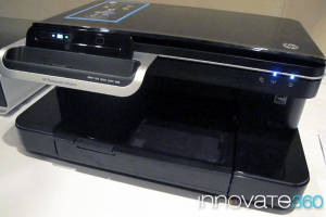 Ein Drucker mit Papierfach und Steuerung.