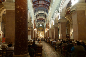 Menschen in einer Halle mit Licht unter einer Decke.