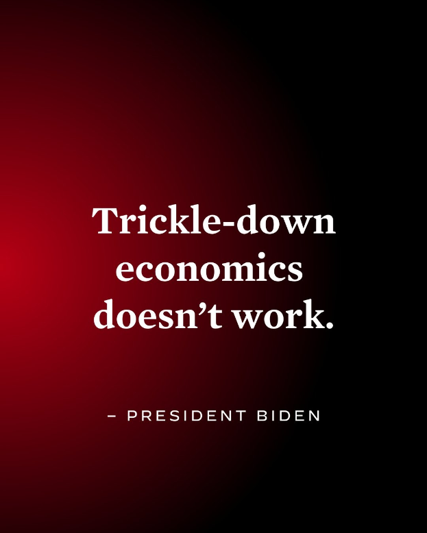 Plakat mit fettem schwarzem Text "Trickle-Down Economics Doesn't Work" auf weißem Hintergrund, eingerahmt von einem schmalen schwarzen Rand, begleitet von einem Zitat des Präsidenten Biden.