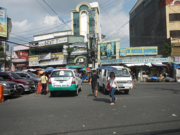 Betrüger gibt sich als Polizist aus und erpresst Kabeltechniker in Quezon City
