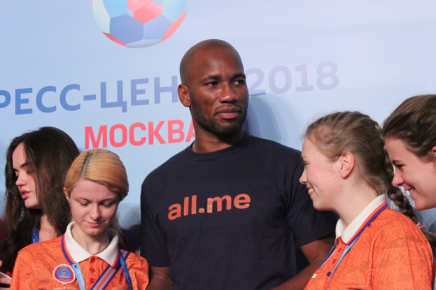 Gruppe von Menschen in Medaillen auf einer Bühne mit einem 2018 FIFA World Cup Russia-Banner mit einem Fußball.