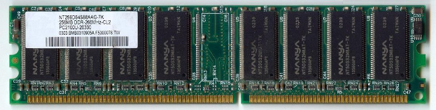 Nahaufnahme eines Computer-Speichermoduls mit der Aufschrift "Nana 256MB DDR2-2666MHz PC2-5300" auf einem weißen Hintergrund mit einem Barcode.