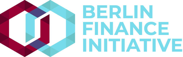 Logo der Berliner Finanzinitiative mit einem blauen Kreis mit weißer Umrandung und einem weißen "B" in der Mitte, umgeben von einem weißen Ring mit einem blau-weißen Karomuster, alles auf einem weißen Hintergrund mit der schwarzen Schrift "Berlin Finance Initiative".