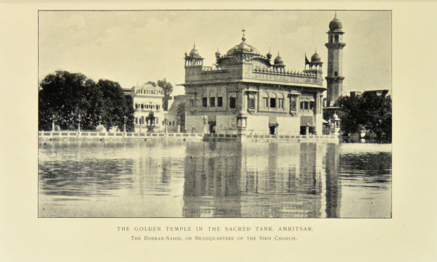 Der goldene Tempel in Amritsar ist von Wasser, B├Ąumen und einem klaren Himmel umgeben und zeigt unten auf dem Bild etwas Text.