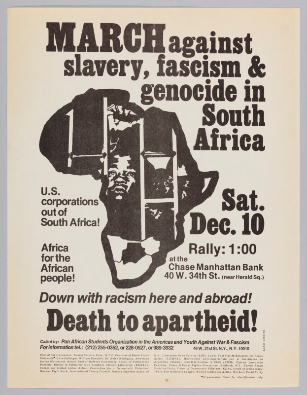 Ein Plakat mit einer Person in Anzug und Krawatte, entschlossener Gesichtsausdruck und Text "Marsch gegen Sklaverei, Faschismus & Völkermord in Südafrika" in fetter schwarzer Schrift auf einem hellgelben Hintergrund.