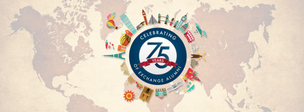 Eine Weltkarte mit dem Text "75 Jahre Austausch-Alumni feiern" in der Mitte, umgeben von animierten Bildern von Gebäuden und anderen Gegenständen.
