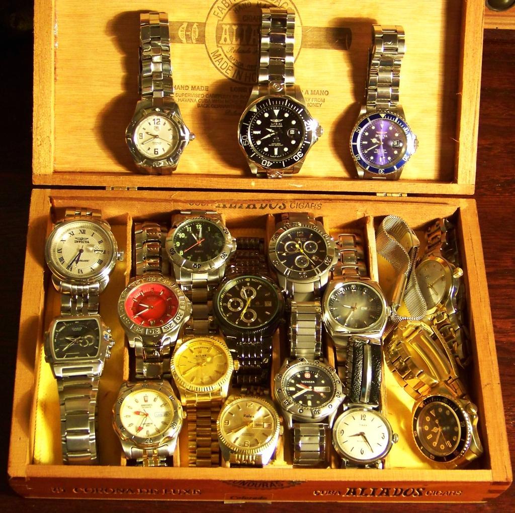 Eine Schachtel mit mehreren Uhren.