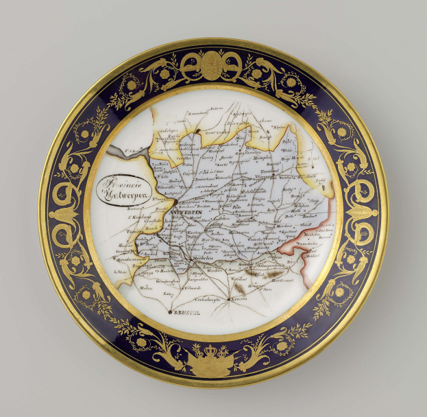 Ein dekoratives Kennzeichen mit einer detaillierten Karte von Deutschland, verziert mit feinen Designs und Texten auf einem weißen Hintergrund.