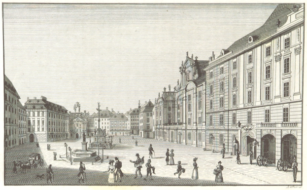 Eine Zeichnung eines Stadtplatzes mit einem zentralen Brunnen, Menschen, die herumlaufen, und Gebäuden mit Fenstern auf beiden Seiten, mit Text am unteren Rand.