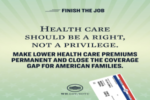 Ein Plakat mit der Aufschrift "Beenden Sie den Job: Gesundheit sollte ein Recht sein, nicht ein Privileg" und eine Karte mit der Aufschrift "Machen Sie niedrigere Gesundheitskosten permanent und schließen Sie die Lücke in der Deckung für amerikanische Familien."