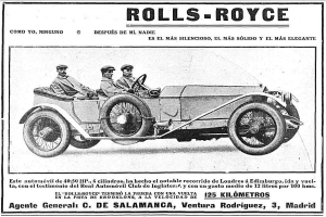 Eine Werbung für einen schwarzen und weißen Rolls Royce mit drei Männern in Mützen, mit spanischem Text oben und unten.