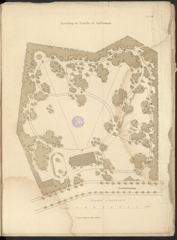 Ein altes Buch mit einer detaillierten Karte eines Parks, die Pfade, Bäume und andere Merkmale zeigt, zusammen mit Texten, die Informationen über die Größe, den Standort und die Annehmlichkeiten des Parks bereitstellen.