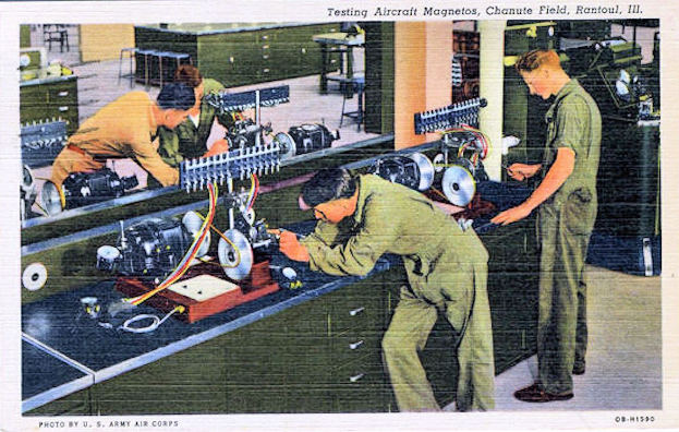 Gruppe von Männern an Maschinen in einem Fabrikgebäude, mit Text oben und unten im Bild.