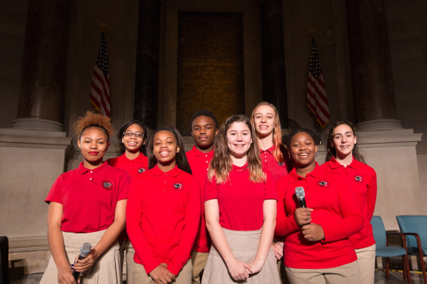 Altmodischer creme- und brauner Radio mit Logo auf der Vorderseite, auf einem weißen Tisch platziert.