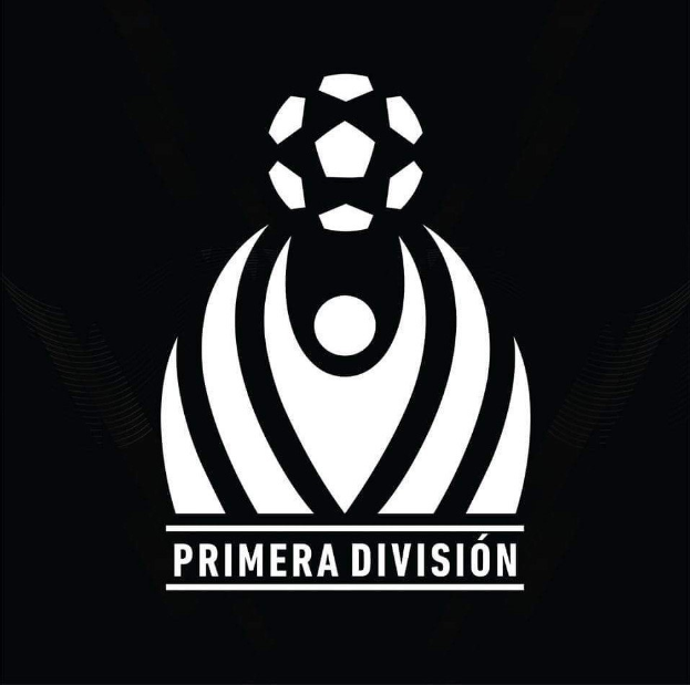 Schwarzer und weißer Fussball mit "Primera Division" in fetter weißer Schrift über ihm, umrandet von einem weißen Kreis mit schwarzem Rand auf schwarzem Hintergrund.
