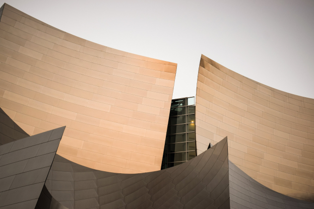 Außensicht des ARTIST Concert Hall in Los Angeles, ein modernes Gebäude mit Glasfenstern vor einem klaren blauen Himmel.