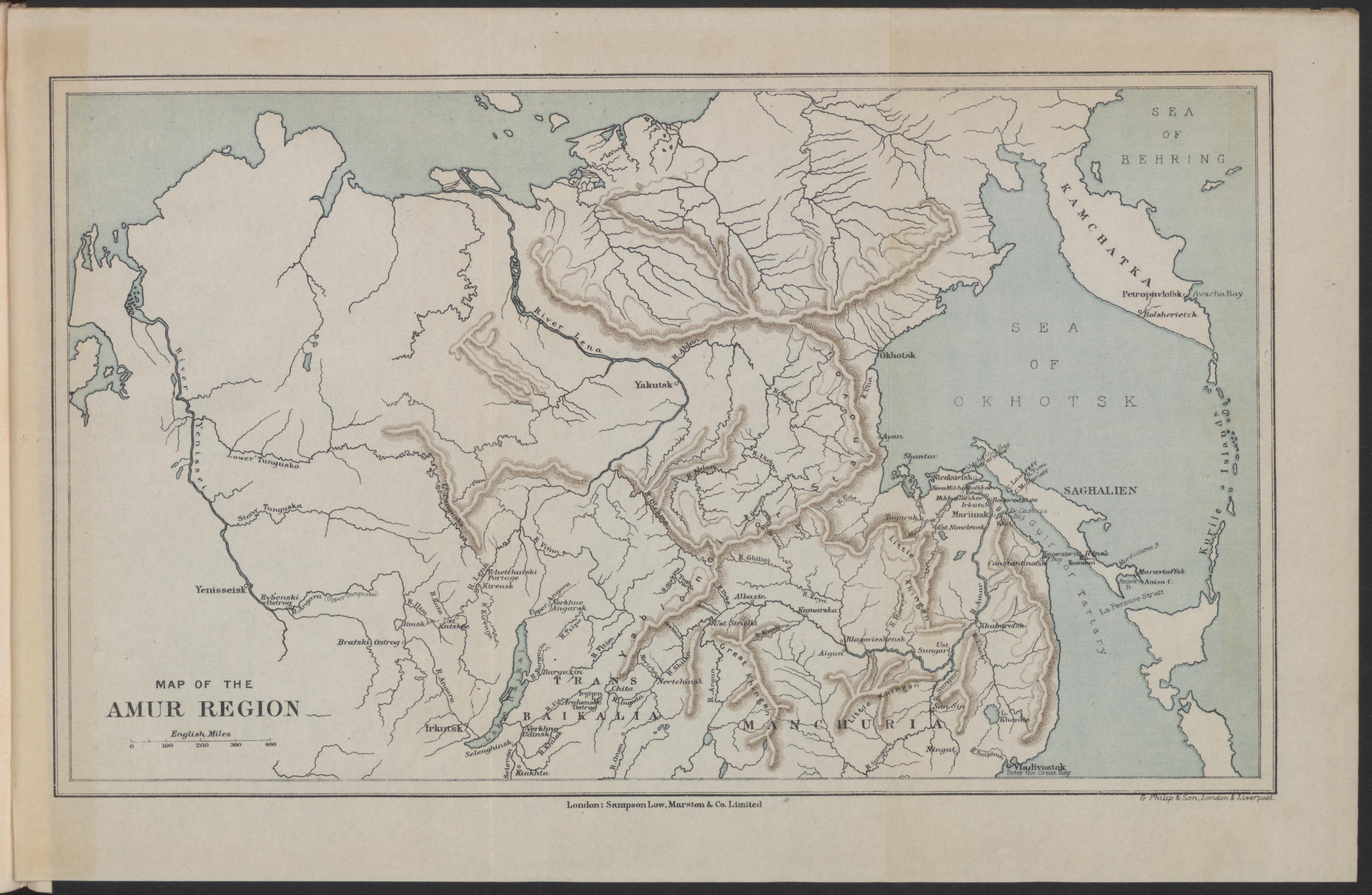 Ein altes Buch mit einer detaillierten Karte der Amur-Region, die geografische Merkmale wie Flüsse, Berge und Städte zeigt, zusammen mit Text, der zusätzliche Informationen über die Region bereitstellt.
