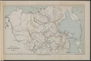 Ein altes Buch mit einer detaillierten Karte der Amur-Region, die geografische Merkmale wie Flüsse, Berge und Städte zeigt, zusammen mit Text, der zusätzliche Informationen über die Region bereitstellt.