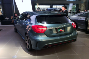 Ein Mercedes-Benz A-Klasse Kombi auf der IAA in Frankfurt, ein schlankes, modernes Design mit glänzender schwarzer Lackierung und Chromakzenten, umgeben von einer Gruppe von Menschen.