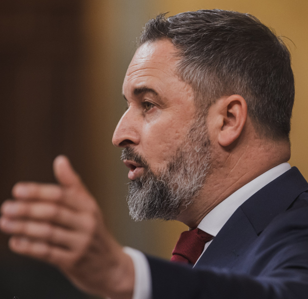 Ein Mann im Anzug und Krawatte spricht in ein Mikrofon, wahrscheinlich zur Entscheidung des Obersten Gerichtshofs über das Verbot von Sergei Lawrow.