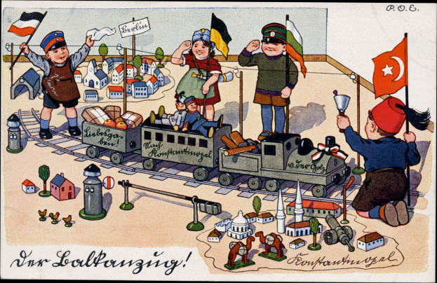 Kinder spielen mit einem Spielzeughahn auf einem Bahngleis in einer Außenumgebung mit Häusern und Bäumen, Text unten.