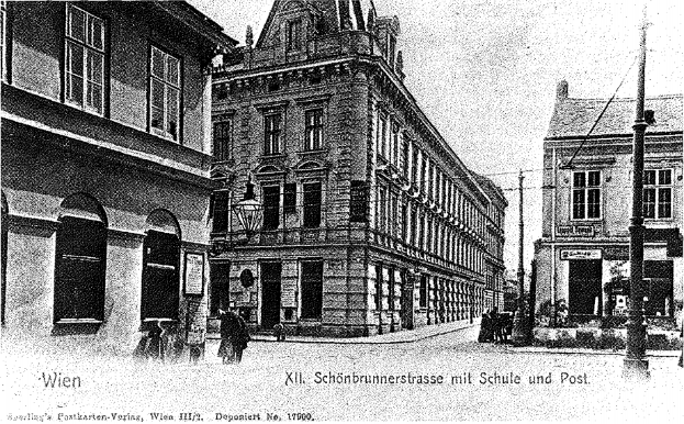 Ein altes Schwarz-Weiß-Foto einer Stadtstraße mit Gebäuden, Fenstern, Pfählen, Drähten und Menschen, mit Text am unteren Rand.