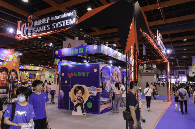 Eine Gruppe von Menschen geht durch einen Convention Hall auf einer Gaming-Expo in China, einige tragen Taschen und halten Gegenstände, mit Display-Boards, Deckenleuchten und einem Teppichboden.