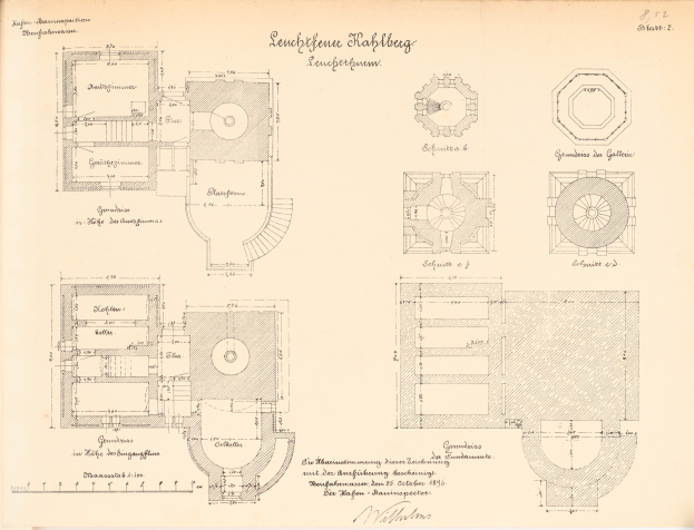 Old book open to a detailed floor plan drawing of the Leuchtführerhof building in Hamburg, Germany, with labeled architectural features and text describing its layout.