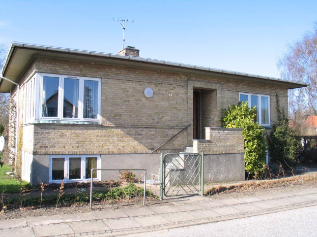 Zweifamilienhaus mit zwei Schlafzimmern zum Verkauf in St Johns Wood, Swindon, mit Dach, Fenstern, Tür, Treppe, Metallzaun, Pflanzen, Gras, Bäumen, Satellitenschüssel und bewölktem Himmel.