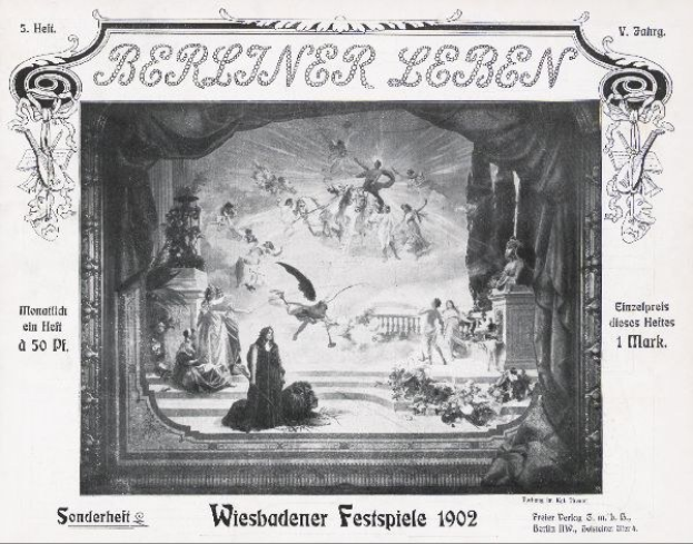 Ein Schwarz-Weiß-Foto von einer Bühne der Wiesbadener Festspiele aus dem Jahr 1902, das Darsteller in traditioneller deutscher Tracht und ein klatschendes Publikum zeigt.