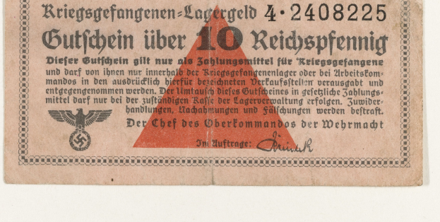 Alte deutsche 10 Reichspfennig-Banknote mit rotem Dreieck, mit Text und Logo, vor einem weißen Hintergrund.