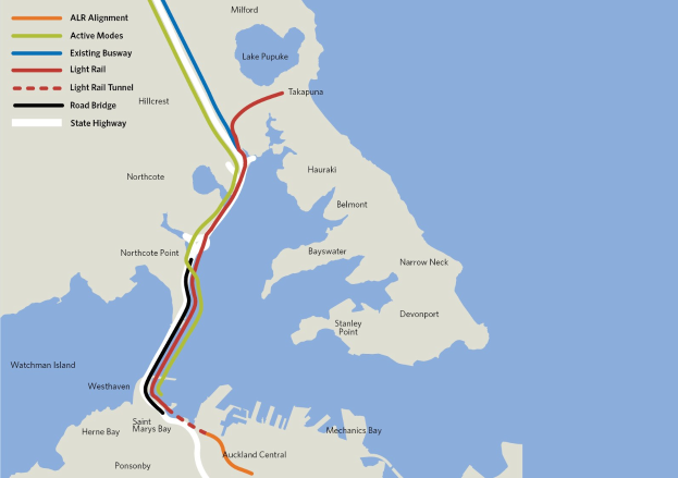 Detailierte Stadtkarte mit roter Linie, die die vorgeschlagene Bahnroute markiert, einschließlich Haltestellen und Umgebung mit Textbeschriftungen für Städte und Entfernungen.