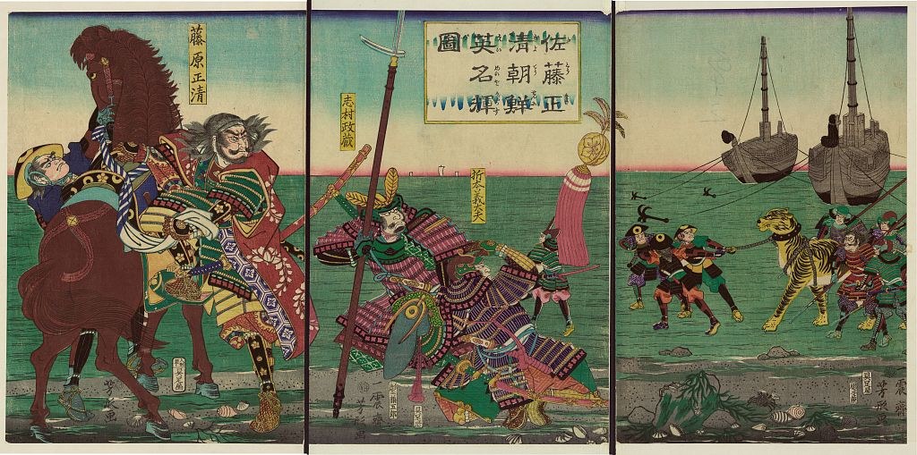 Drei Panels aus "Fünfzig-drei Stationen der Tokaido" von Utagawa Kunisada Toyokuni III/Kuniyoshi Toyokubi III, die eine Kampfszene mit Samurai-Kriegern zu Pferd, einen Tiger im Vordergrund, ein Boot auf dem Wasser im Hintergrund und Text auf den Panels zeigen.