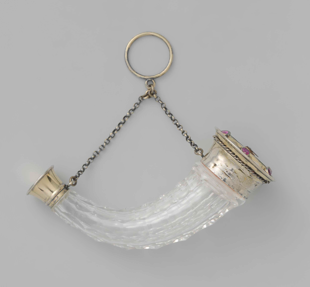 Ein silberner und gläserner Schlüsselanhänger in Form eines Trinkhorns mit einer Metallkette, der als Schlüsselring oder Schlüsselanhänger getragen werden kann.
