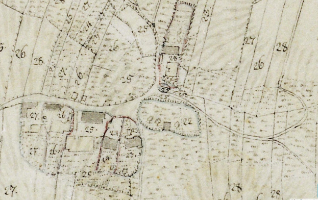 Ein detailliertes altes Stadtplan mit Gebäuden, Straßen und Text, der eine geplante Entwicklung am unteren Rand anzeigt.