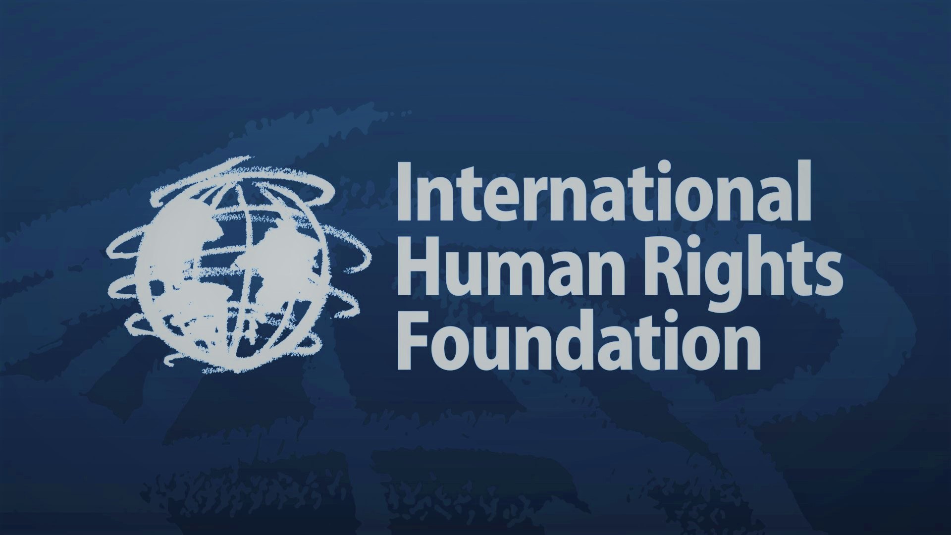 International Human Rights Foundation-Logo auf blauem Hintergrund mit weißer Schrift "International Human Rights" in der Mitte eines mehrfarbigen Globus, der von einem weißen Kreis mit blauer Umrandung umgeben ist.