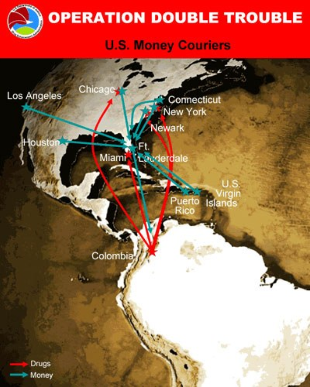 Plakat mit der Überschrift "Operation Double Trouble: US-Geldkurier" mit einer Karte der USA, die in zwei Abschnitte unterteilt ist, einer für die Routen der Geldkurier und einer für die Standorte der Geldkurier, mit fetter schwarzer Schrift in einem weißen Rand.