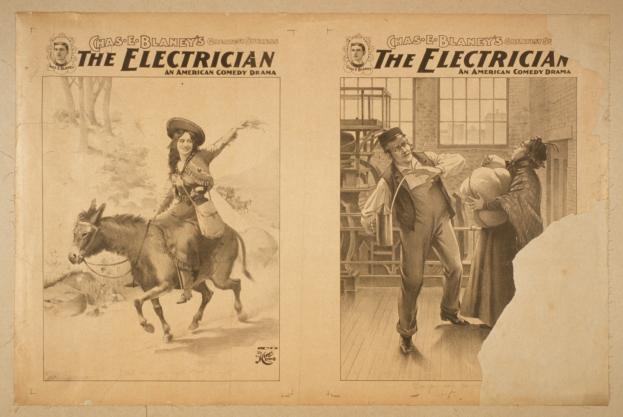 Frau auf einem Pferd links, drei Personen rechts mit einer Person, die einen Hut hält, ein Gebäude mit Fenstern im Hintergrund und der Text "The Electrician - Ein amerikanisches Comedy-Drama" oben.