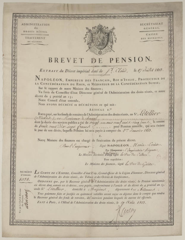 Schwarz-weißes Pensionszertifikat mit einem Porträt eines Mannes, französischer Text "brevet de pension" und einem Logo.